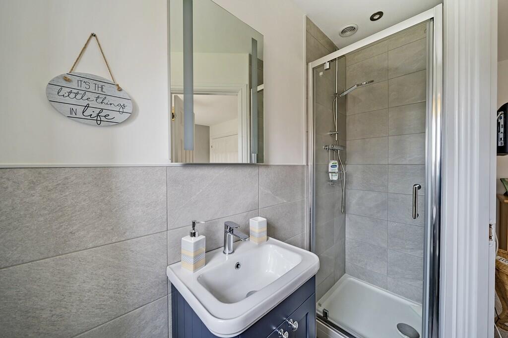 Ensuite to Bedroo...