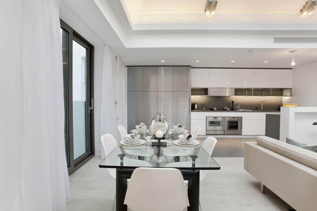 KSHO_B5_TheHatFac...