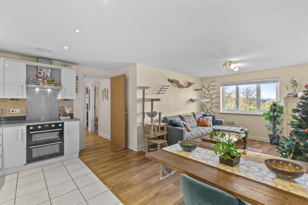 12 Ives House, Ercolani Ave, HP13 7FZ-2.jpg
