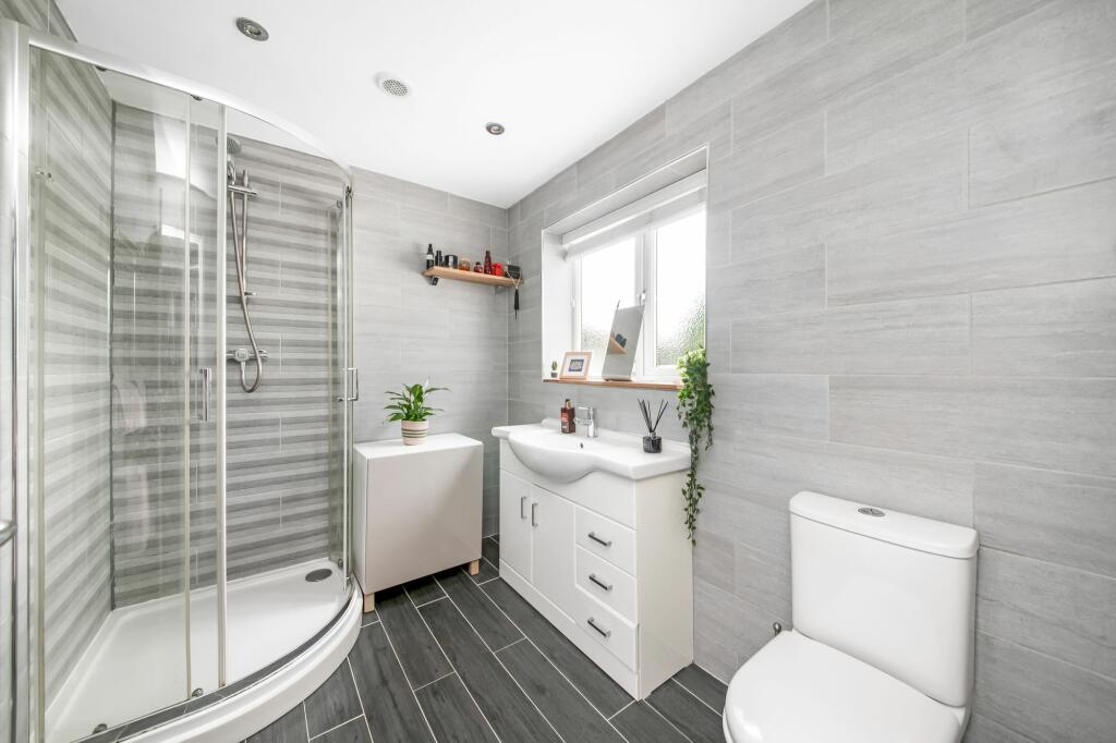 EN-SUITE SHOWER ROOM