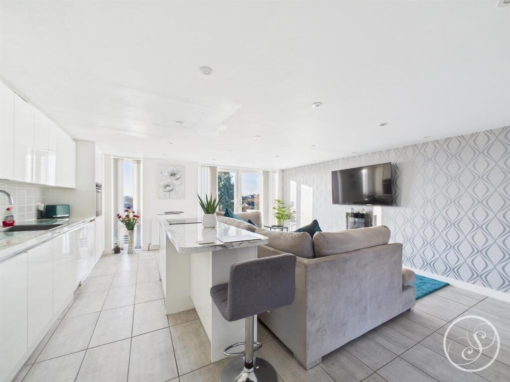 KITCHEN/FAMILY ROOM