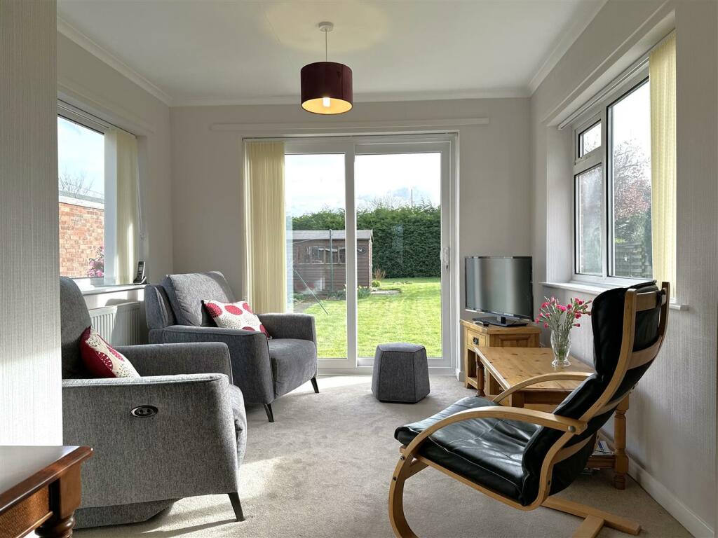 Garden Room With Attractive Outlook 017