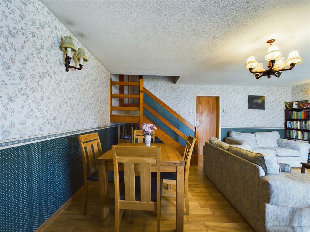 LOUNGE/DINER