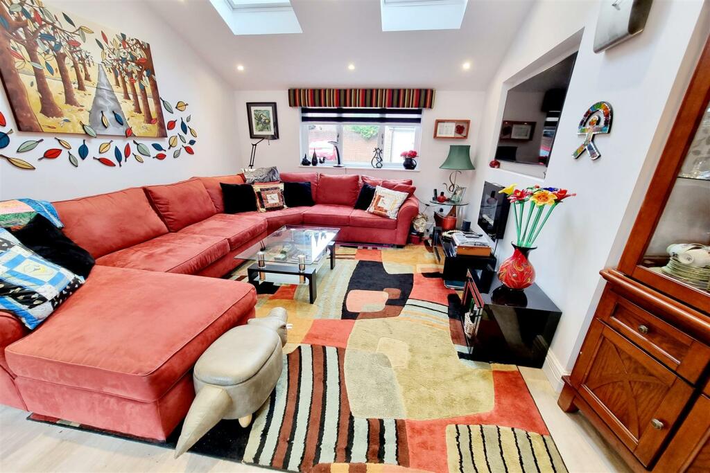LOUNGE AREA: