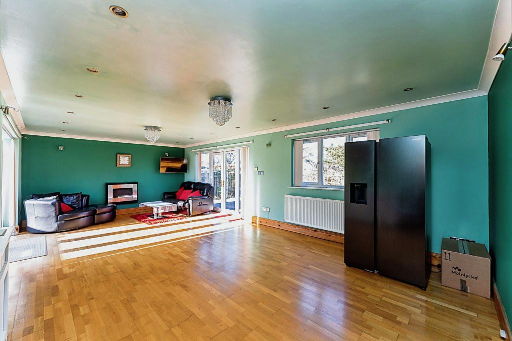 Lounge/Dining Room