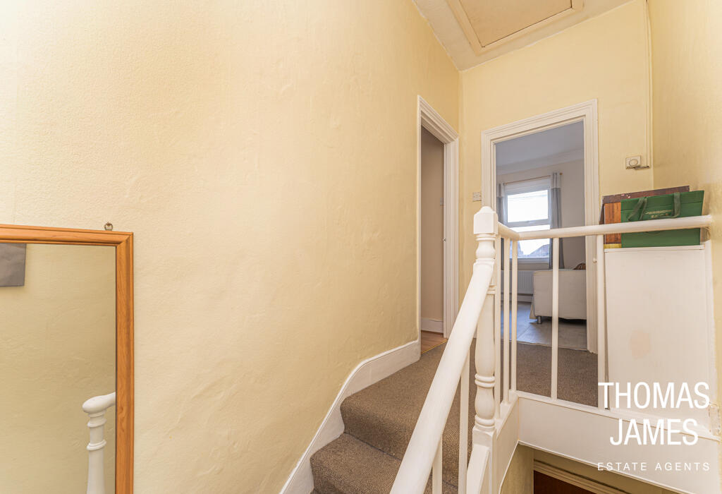 Russell Road, halwlay