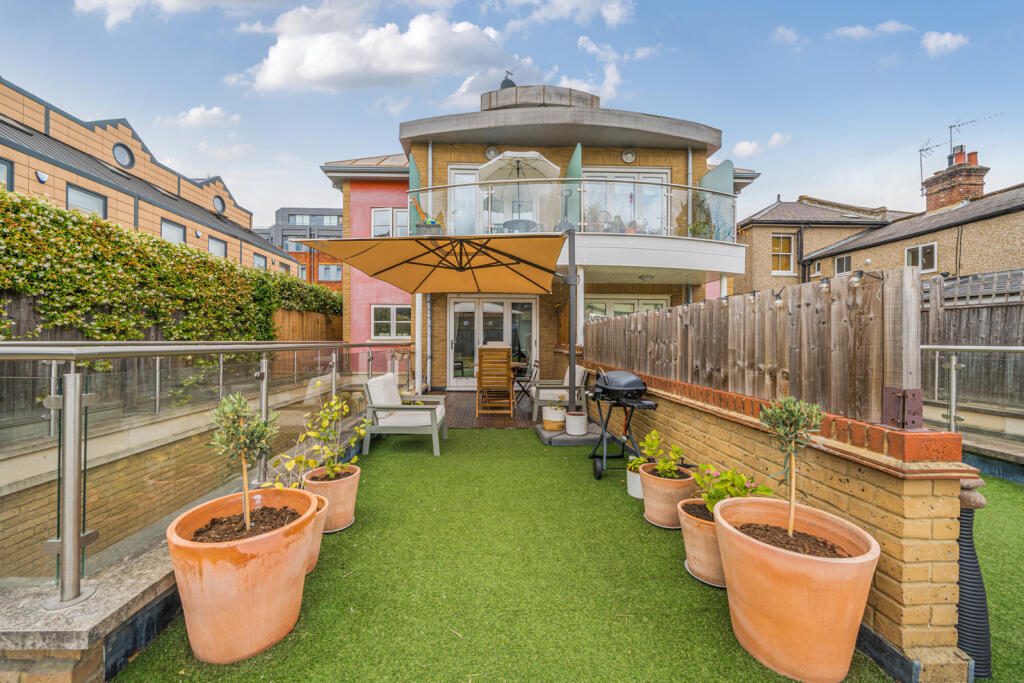 1316074-7-685d369...