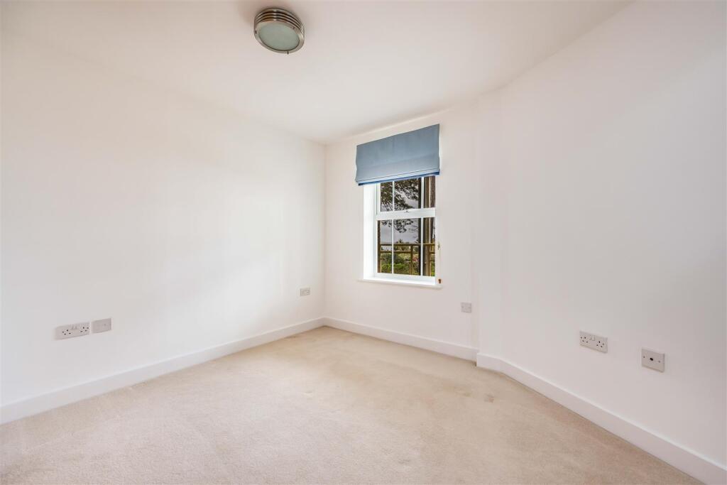 Flat 12, Bay View Gardens 14b, West Cliff Road, Bo