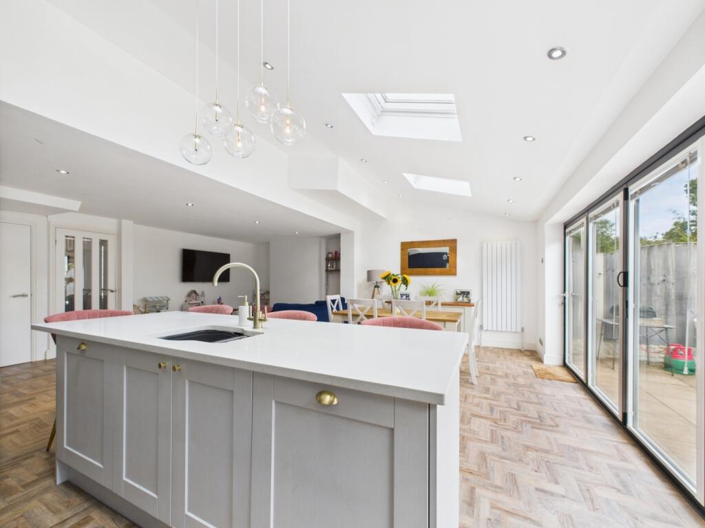 CAM02386G0-PR0140-STILL014 - Copy