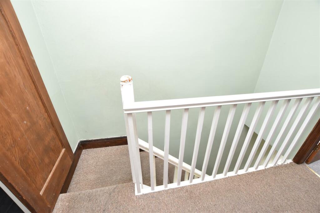 FIRST FLOOR LANDING