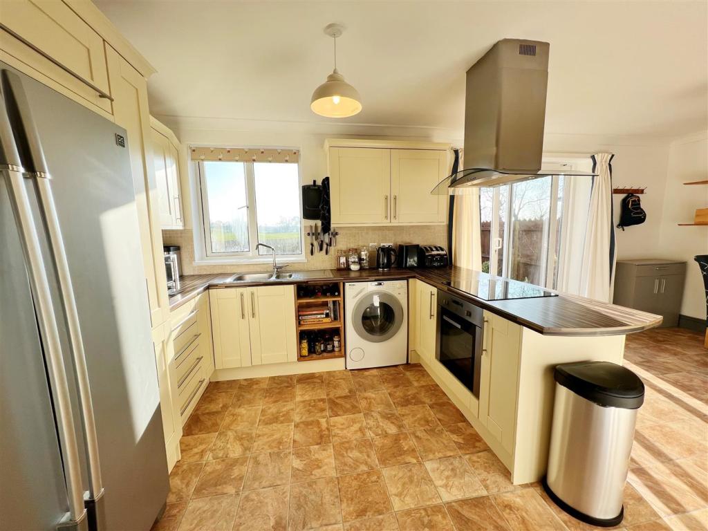 Kitchen Diner 2.jpg