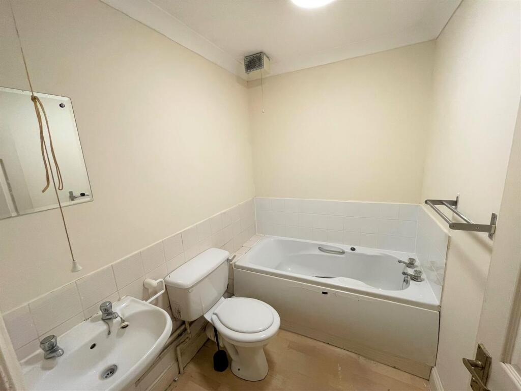 Roxan Bathroom 3.jpg