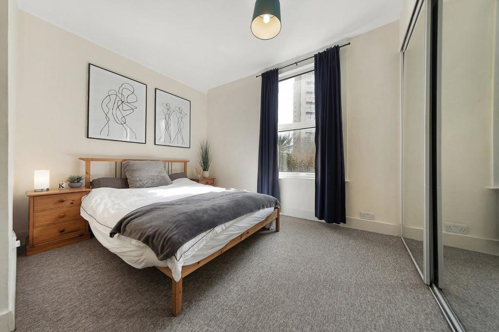 Bedroom (1).jpg