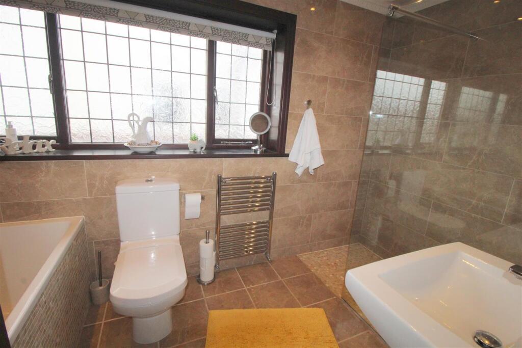 Mayfield Rd, 121, bathroom.JPG