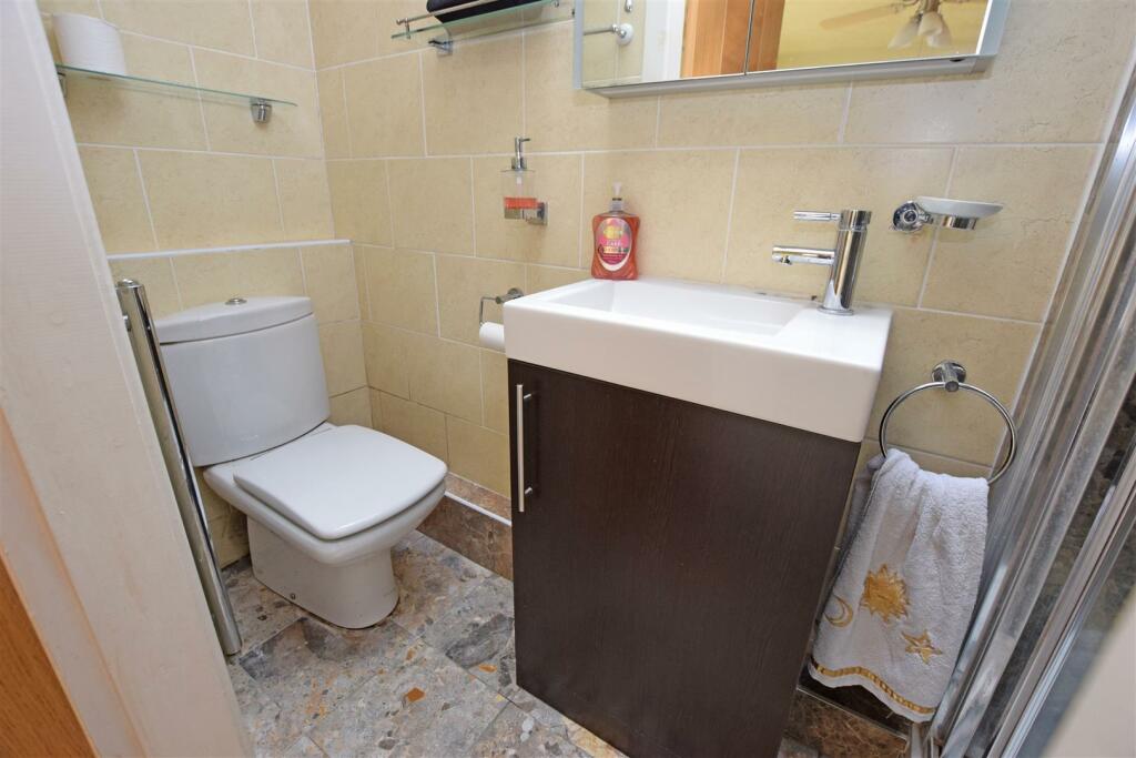 Bed 1 En Suite.JPG