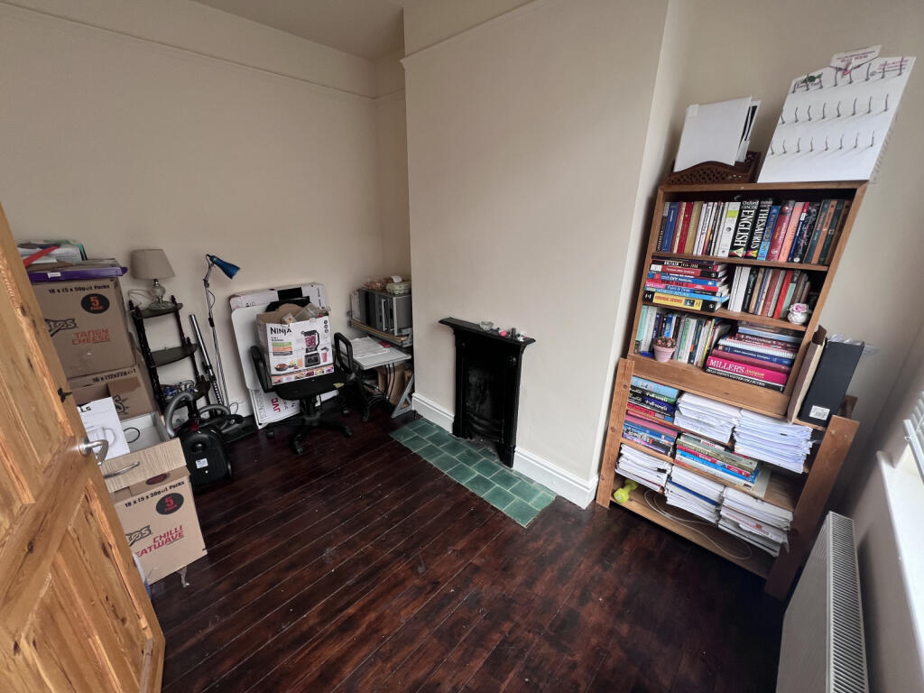 Front reception / bed 3