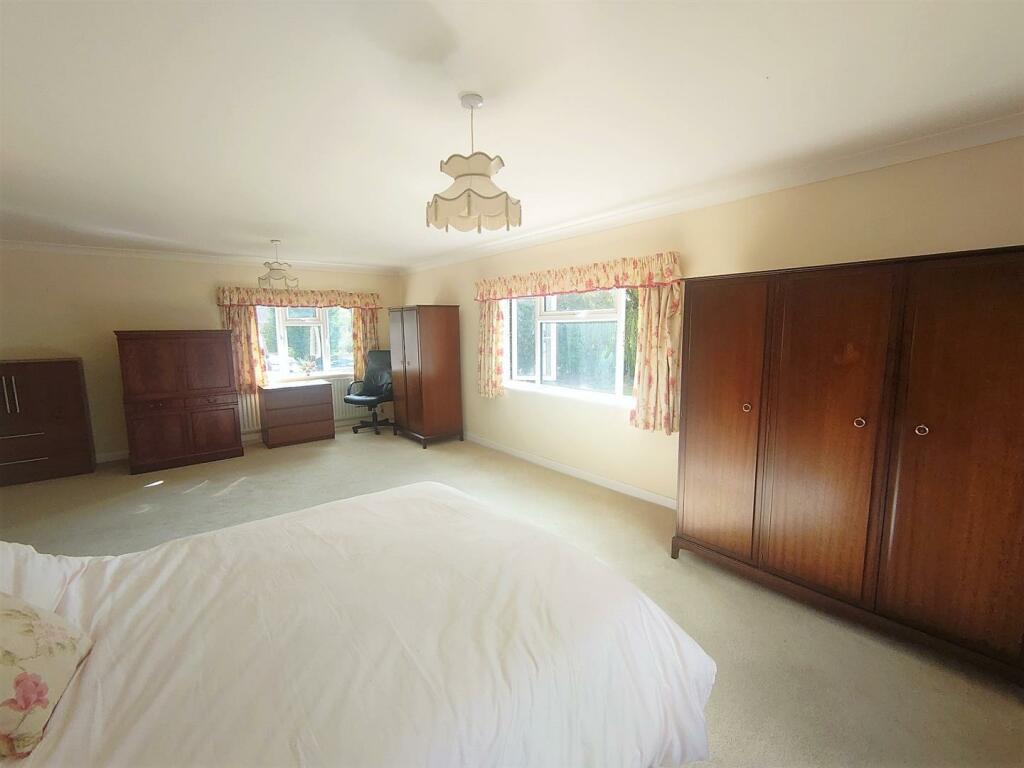 Master Bedroom b.jpg