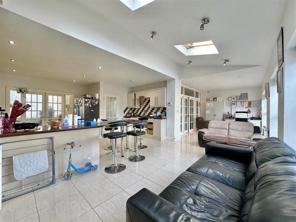 L SHAPED KITCHEN/DINER