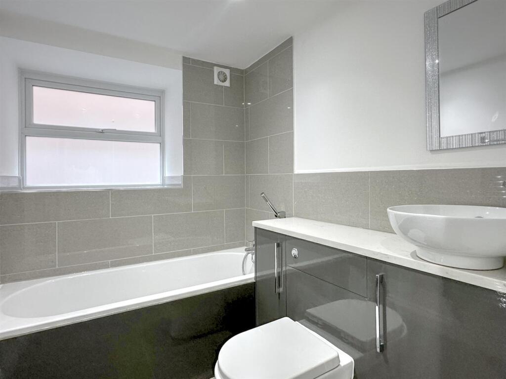 BATHROOM/WC