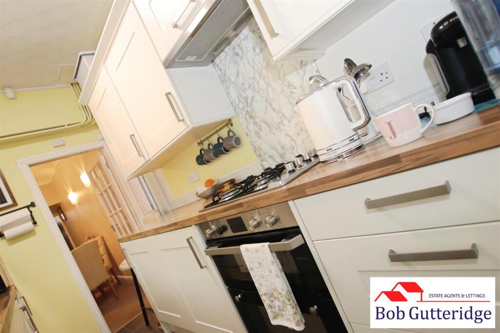 FITTED KITCHEN