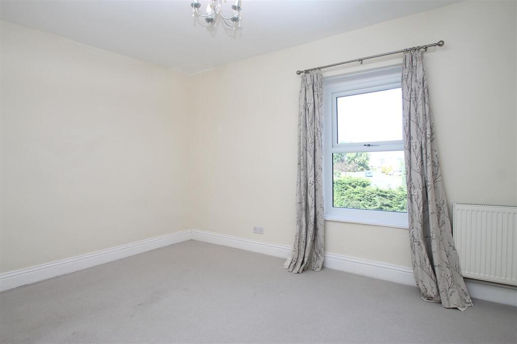 bedroom 1.JPG