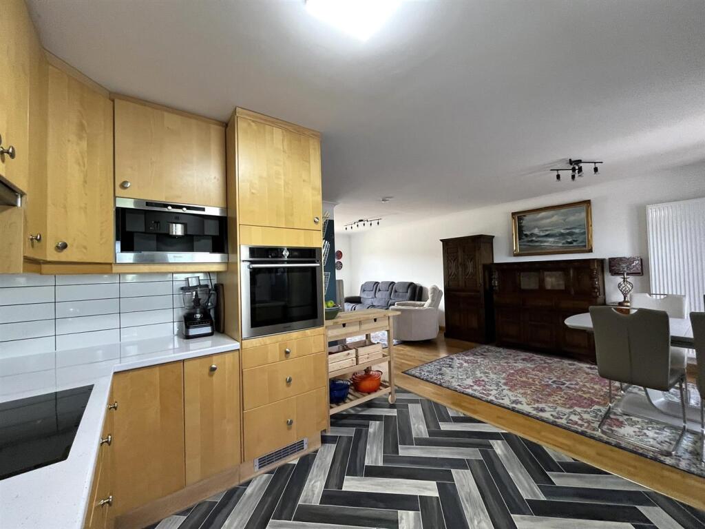 OPEN PLAN DINING KITCHEN