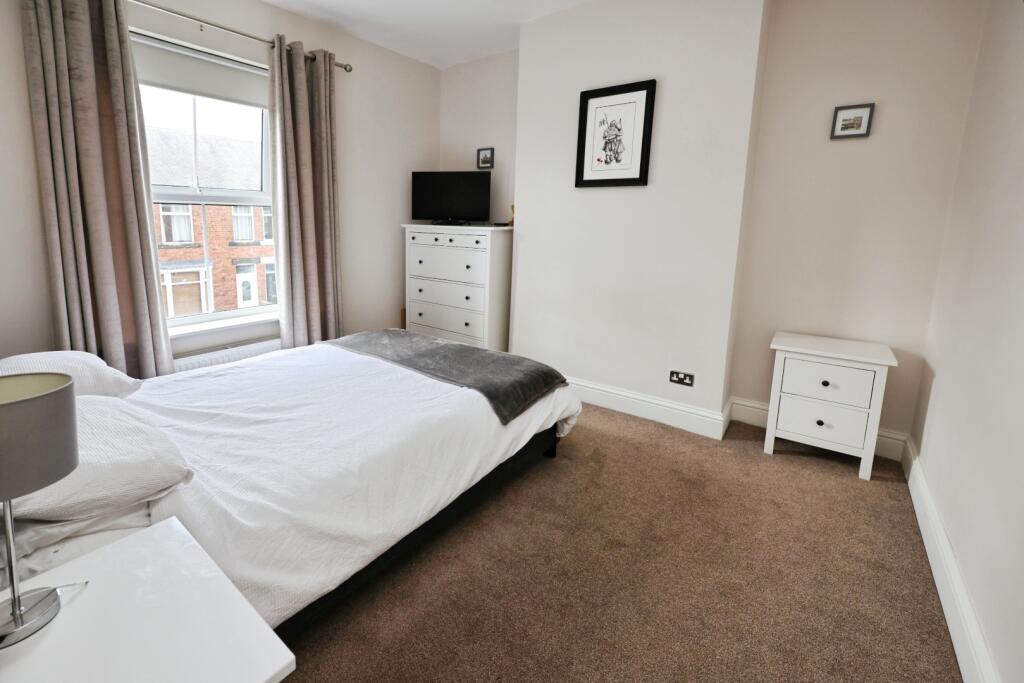pbox-bedroom-320430.JPG