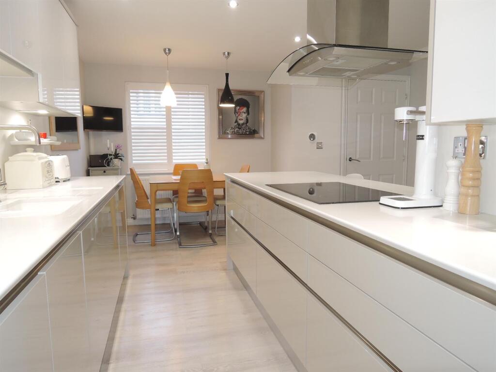 Kitchen (2).JPG