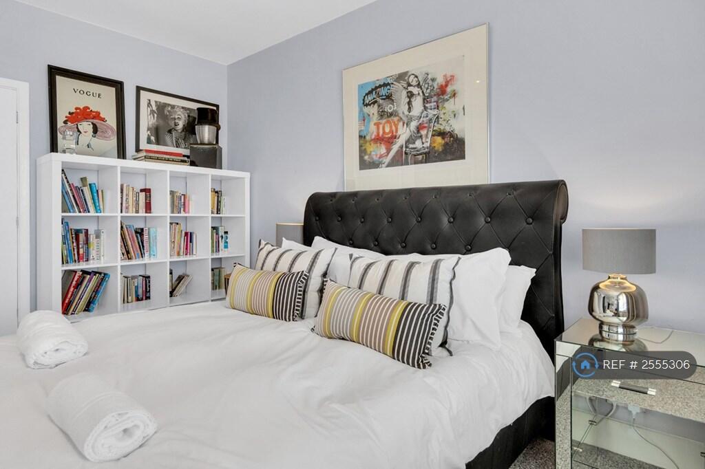 Bedroom 1 - Kingsize Bed