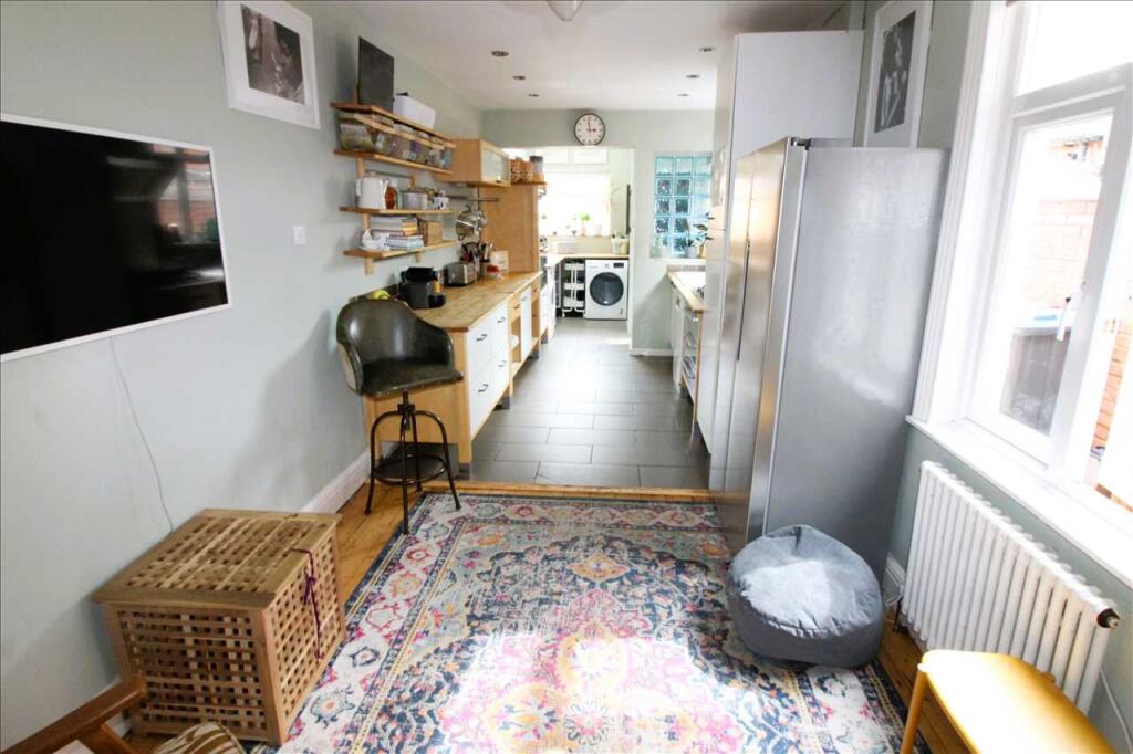 KITCHEN/BREAKFAST