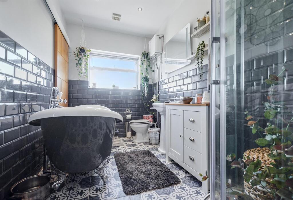 Bathroom_1.jpeg