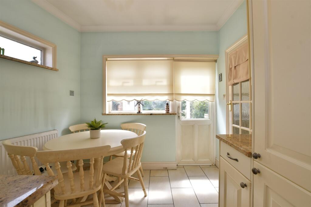 Kitchen/ Breakfast Room