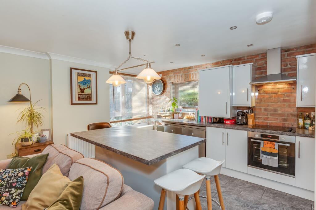 OPEN PLAN KITCHEN/LOUNGE