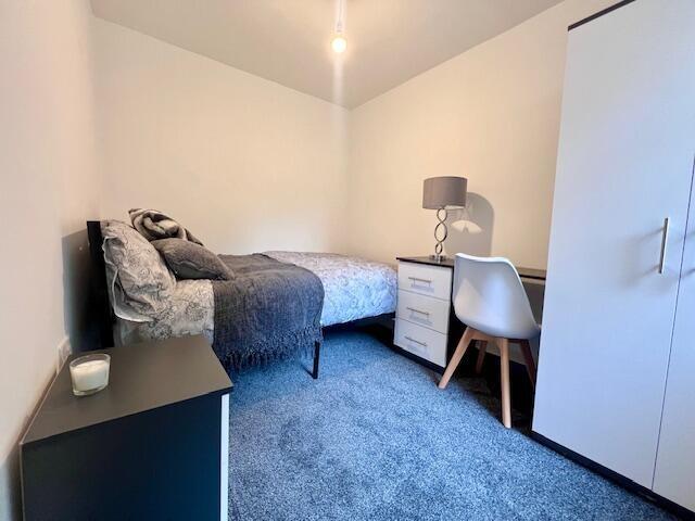 A cozy and well-maintained single bedroom featu...