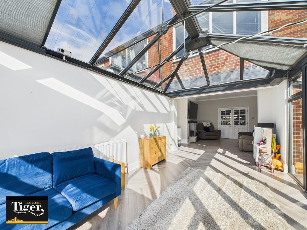 CAM02176G0-PR0528...