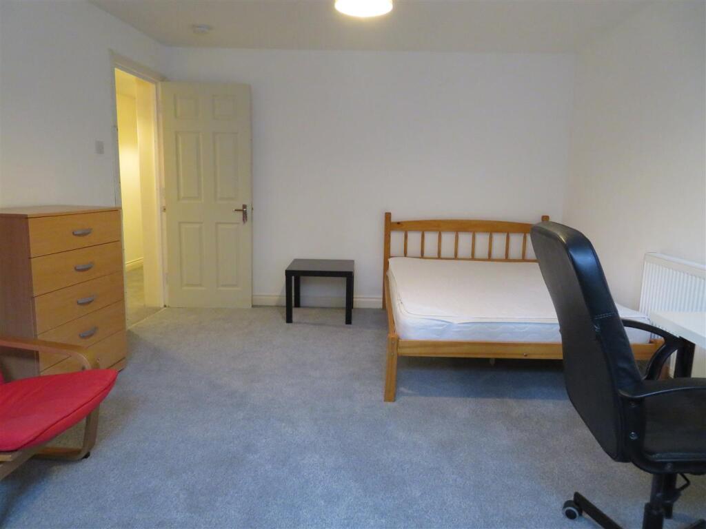 89B Cottage Room 4 (2).JPG