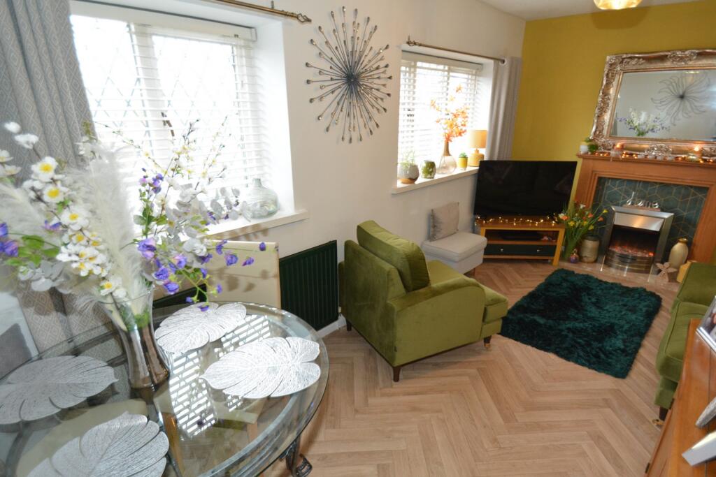 LOUNGE/DINING AREA