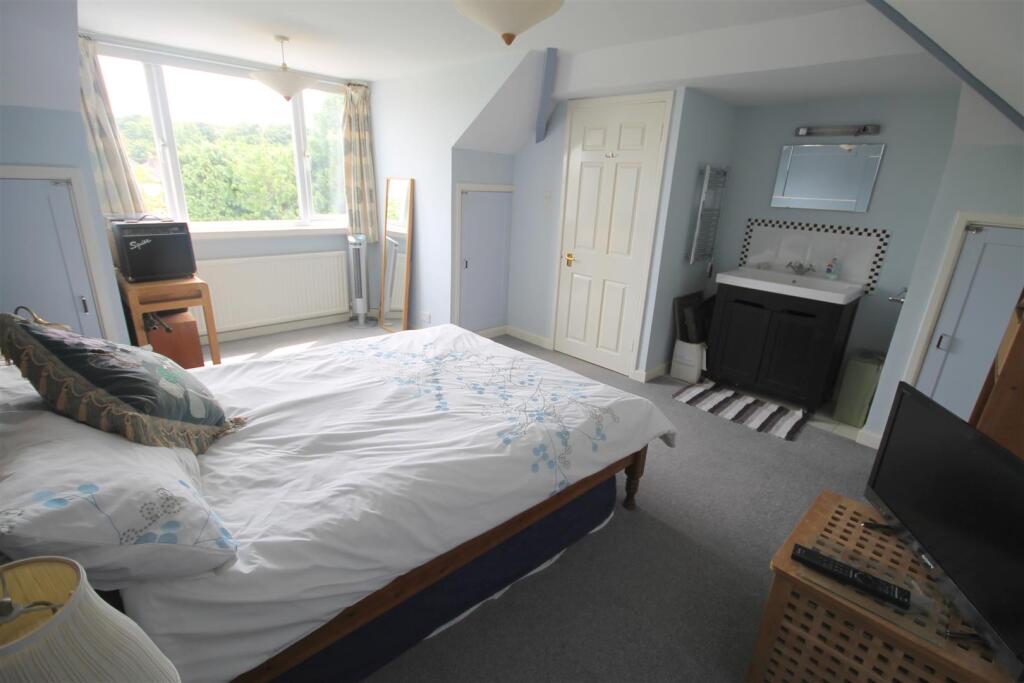 RR Bedroom 3i.JPG