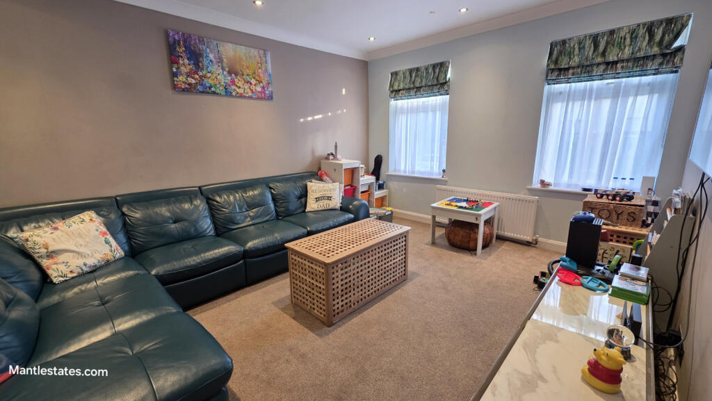 FRONT LOUNGE