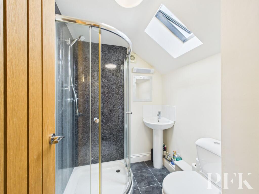 En-suite to bedroom 1