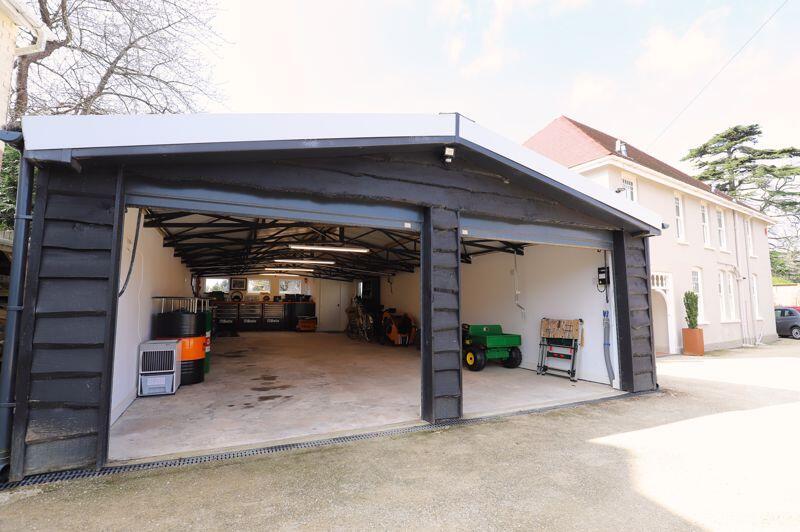 Outbuilding/Garage