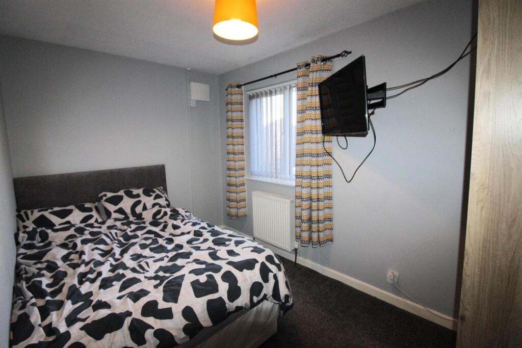 bedroom 2.JPG