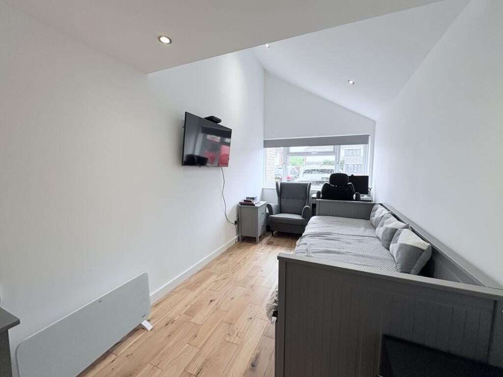 BEDROOM/STUDY