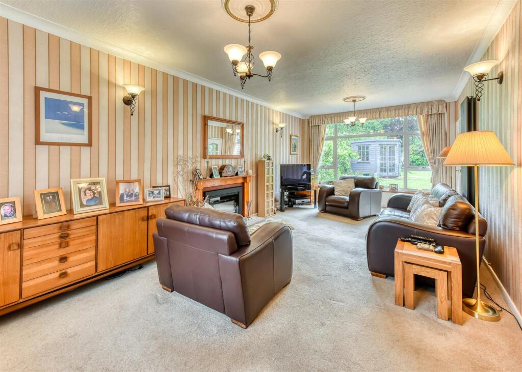 32 Highlands Road-lounge1.jpg