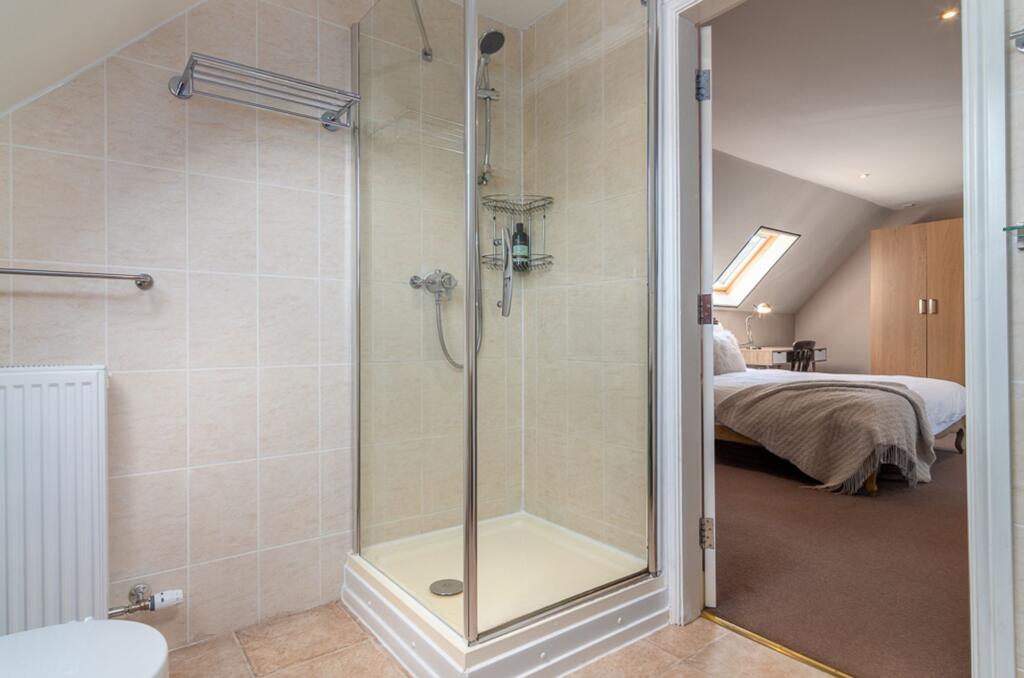 En-suite (Bedroom 1)