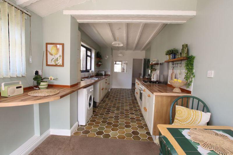 Kitchen dine photo 2