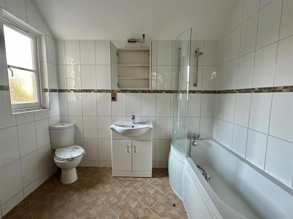 Bathroom (ground floor)
