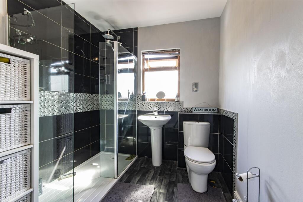 'Jack &amp; Jill' Shower Room