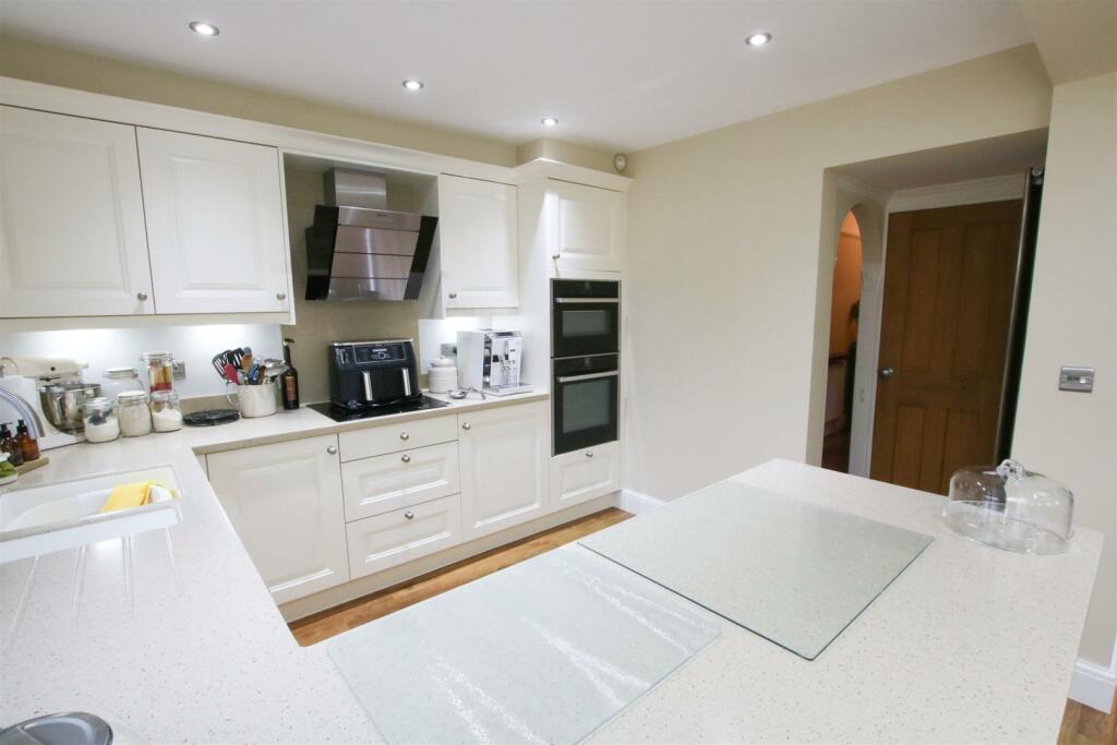 BESPOKE FITTED BREAKFAST KITCHEN