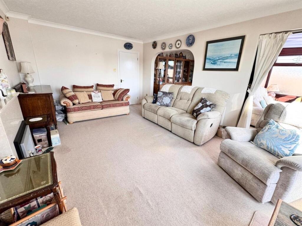 LOUNGE / DINING ROOM